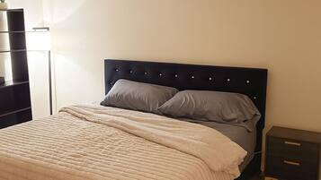 1 habitación, tabla de planchar con plancha, wifi y ropa de cama