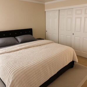 1 dormitorio, tabla de planchar con plancha, wifi y ropa de cama