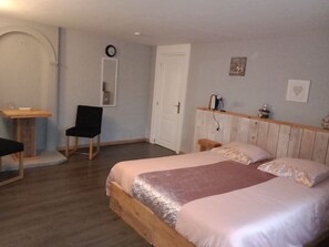 Habitación Confort doble, vistas a la montaña | Tabla de planchar con plancha y wifi gratis