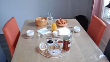 Πρωινό τοπικής κουζίνας καθημερινά (12 EUR/άτομο)