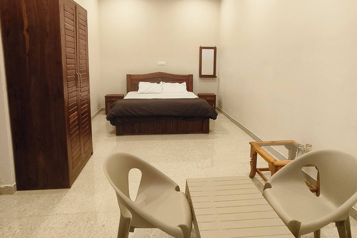 Deluxe Double Room, Balcony | In-room safe, laptop workspace, blackout curtains, soundproofing