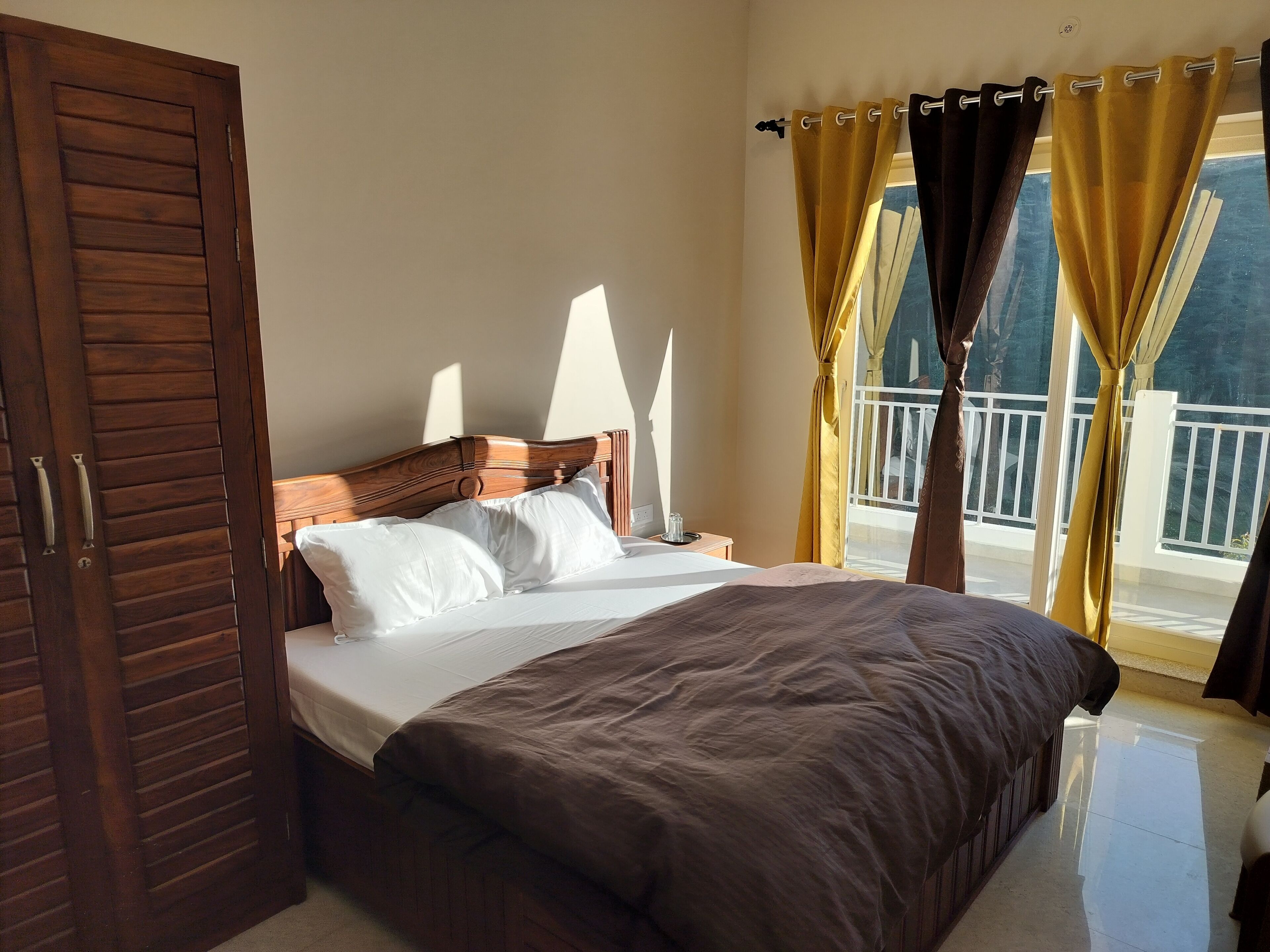 Caja de seguridad en la habitación y espacio para trabajar con laptop 