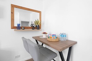 Classic Apartment | Dining room - Modern 1 Bedroom Apartment in Gravesend (Gravesend)