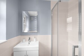 Classic Apartment | Bathroom - Modern 1 Bedroom Apartment in Gravesend (Gravesend)