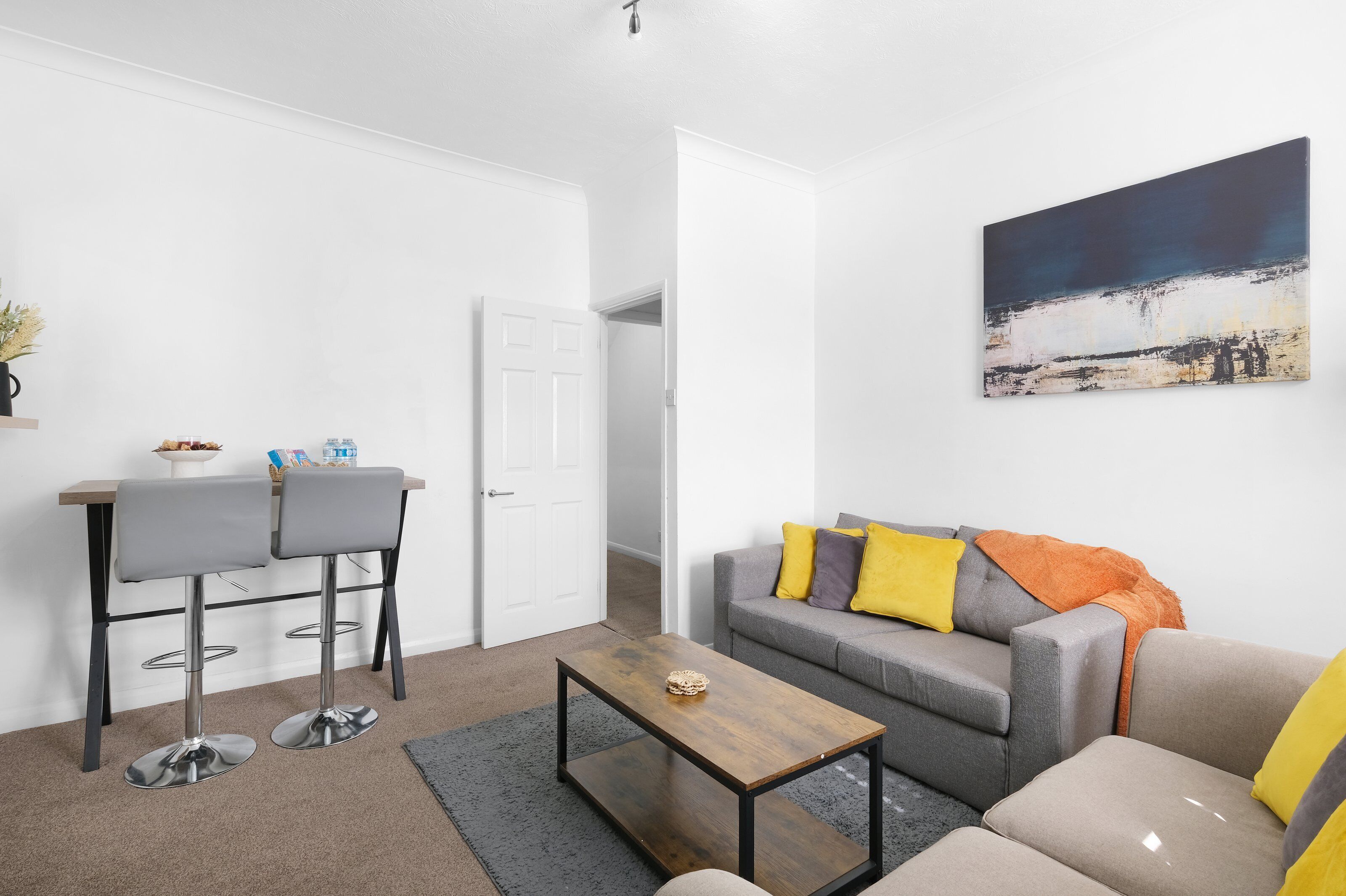 Apartamento clássico | Área de estar | Smart TV 42 polegadas com canais via satélite, Netflix