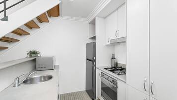 Een magnetron, een kookplaat, een vaatwasser