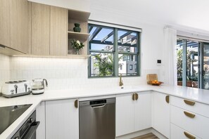 Een kookplaat, een vaatwasser