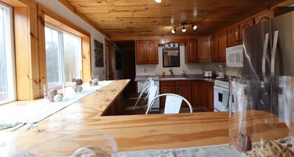 Hot Tub! Secluded Stargazing Hideaway