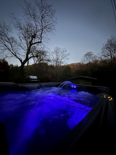 Aurora - Secluded Stargazing Hideaway Hot Tub!