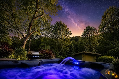 Stargazer Cabin w/ Hot Tub