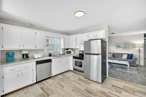 Fridge, microwave, oven, stovetop - Sand Dollar - sleeps 5 - Pool - 1 Block to Beach (Fort Myers Beach)