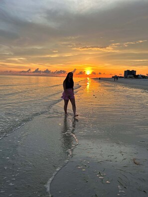 Beach nearby - Sand Dollar - sleeps 5 - Pool - 1 Block to Beach (Fort Myers Beach)