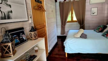 Habitación triple Confort, vistas a la piscina | Wifi gratis y accesible en silla de ruedas
