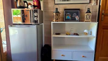 Kolmen hengen comfort-huone, näköala uima-altaalle | Ilmainen Wi-Fi, pääsy pyörätuolilla