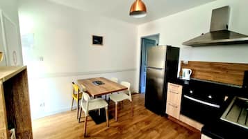 Appartement Confort, vue piscine | Cuisine privée | Chaise haute