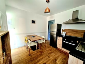 Apartamento conforto, vista para a piscina | Cozinha privada | Cadeirão de bebê