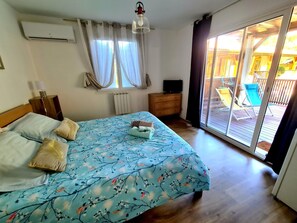 Chambre Confort double, vue sur la piscine | Accès au Wi-Fi (inclus), accessible en fauteuil roulant