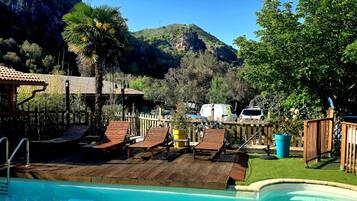 Een seizoensgebonden buitenzwembad