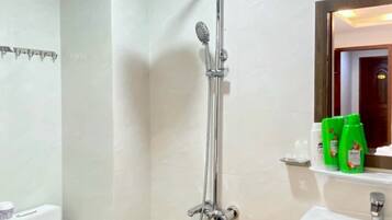 Deluxe Double Room | Bathroom | Shower, hair dryer, towels, soap