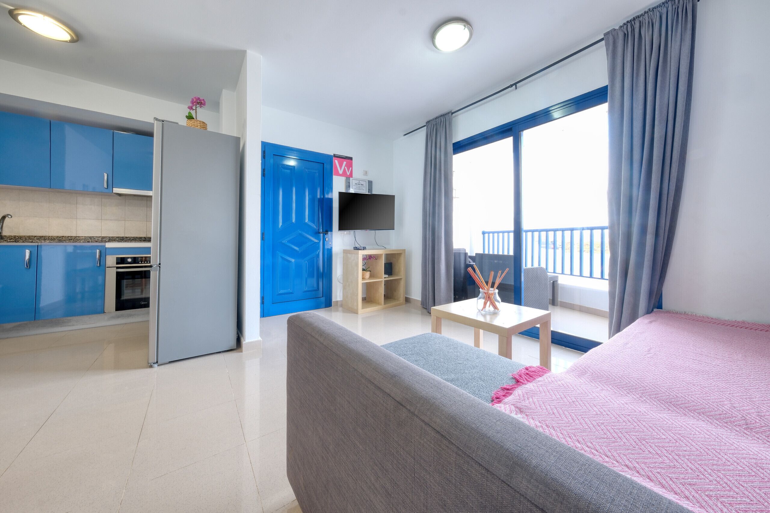 2 عدّة غرف نوم ومكتب ومكواة/لوح كي وسرير سفر