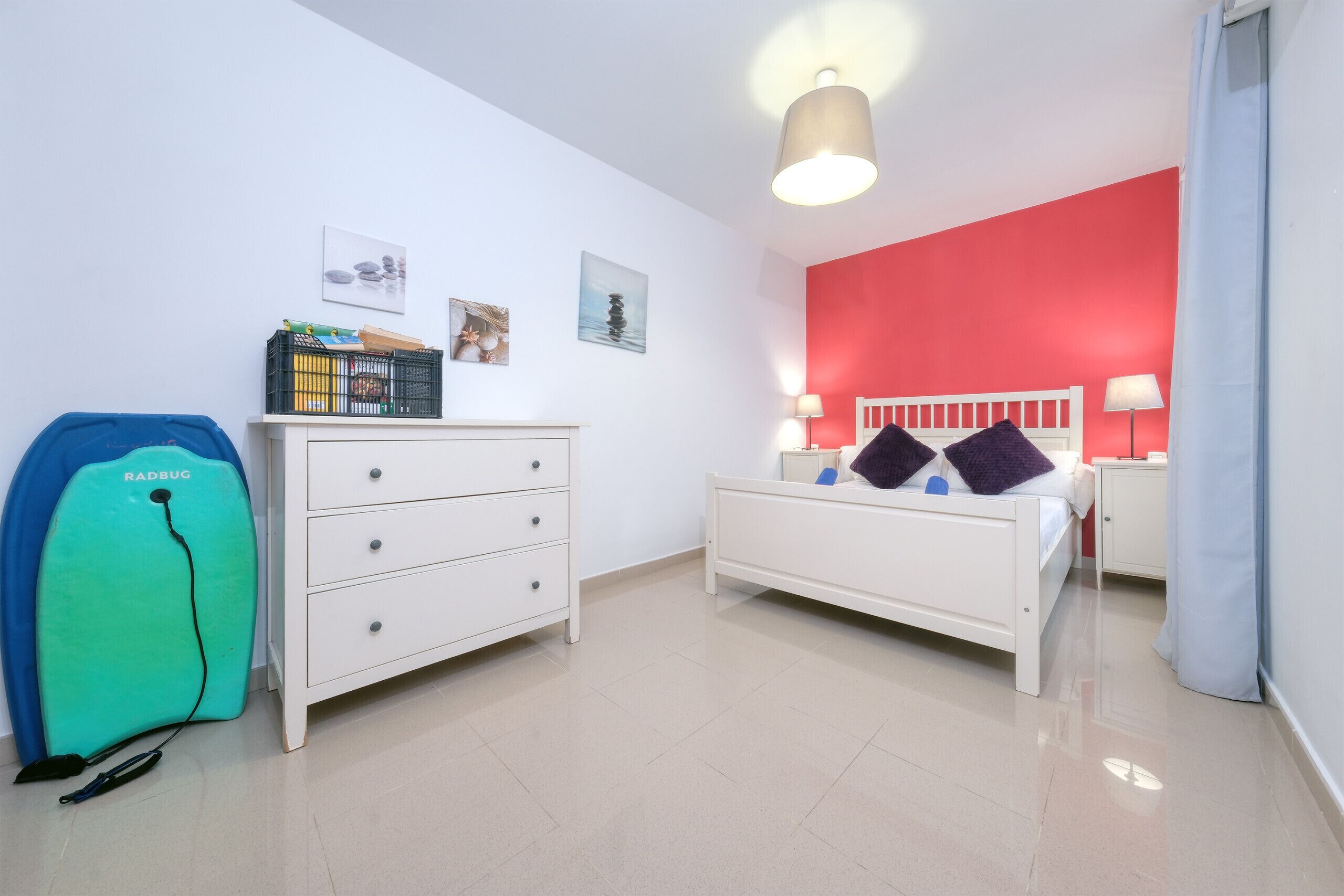 2 slaapkamers, een bureau, een strijkplank/strijkijzer, reisbedje