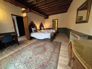 6 bedrooms, bed sheets