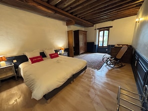 6 bedrooms, bed sheets