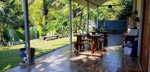 Outdoor dining - Baan Hinlad Home and Hostel (Koh Samui)