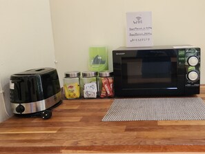 Twin Room, Garden View | Shared kitchen facilities - Baan Hinlad Home and Hostel (Koh Samui)