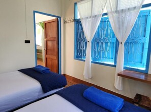 Habitación con 2 camas individuales, vista al jardín | Espacio para trabajar con laptop y wifi gratis 