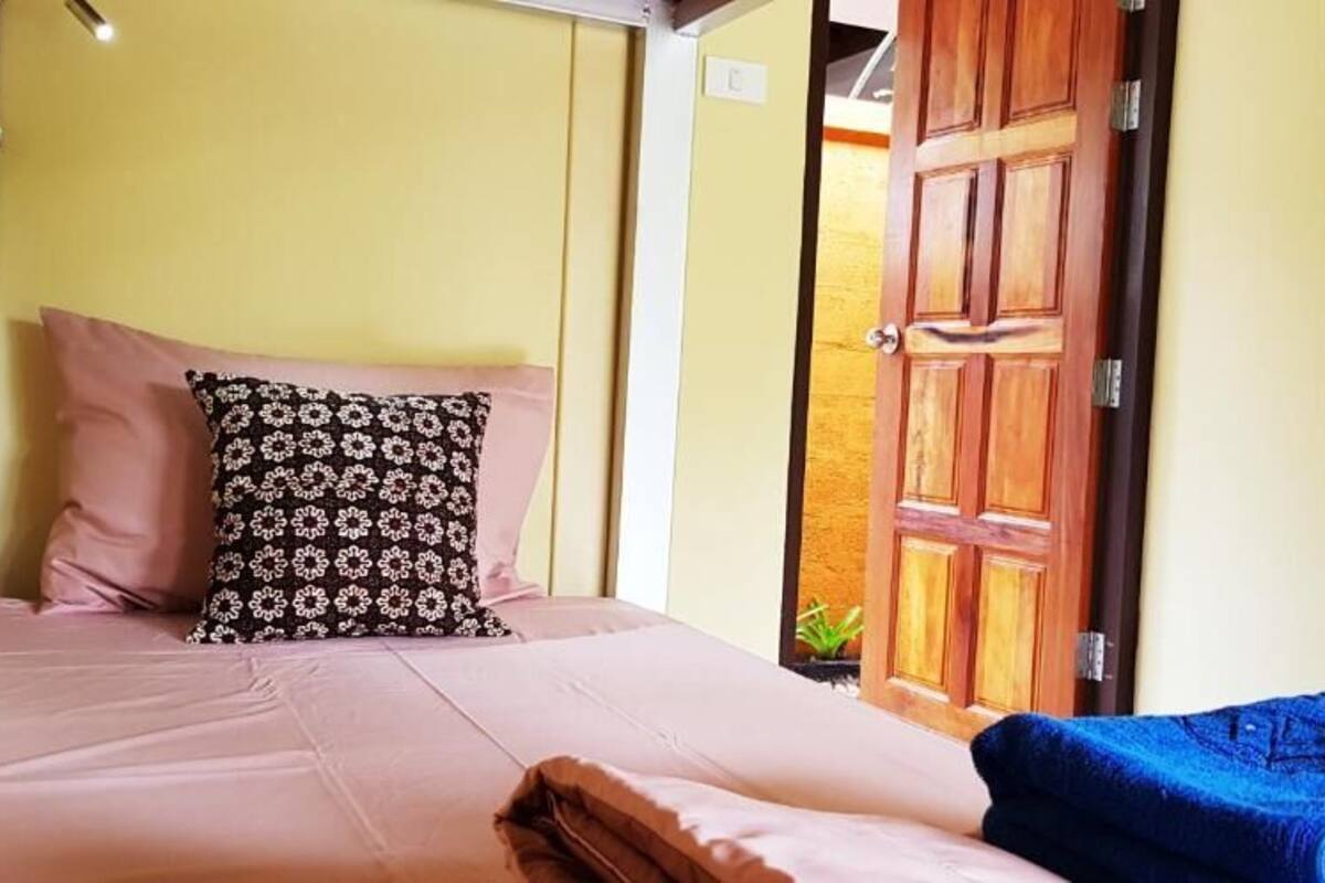 Dubbelrum - utsikt mot trädgården | Arbetsyta för laptop och gratis wi-fi