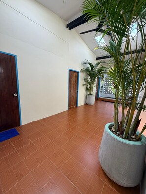 Habitación clásica, vista al jardín | Área de sala de estar