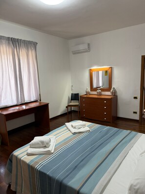 3 bedrooms, iron/ironing board, internet, bed sheets