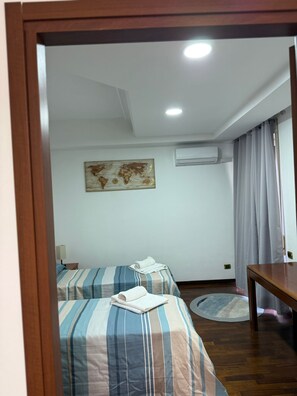 3 bedrooms, iron/ironing board, internet, bed sheets