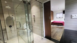 免费洗浴用品、吹风机、拖鞋、毛巾