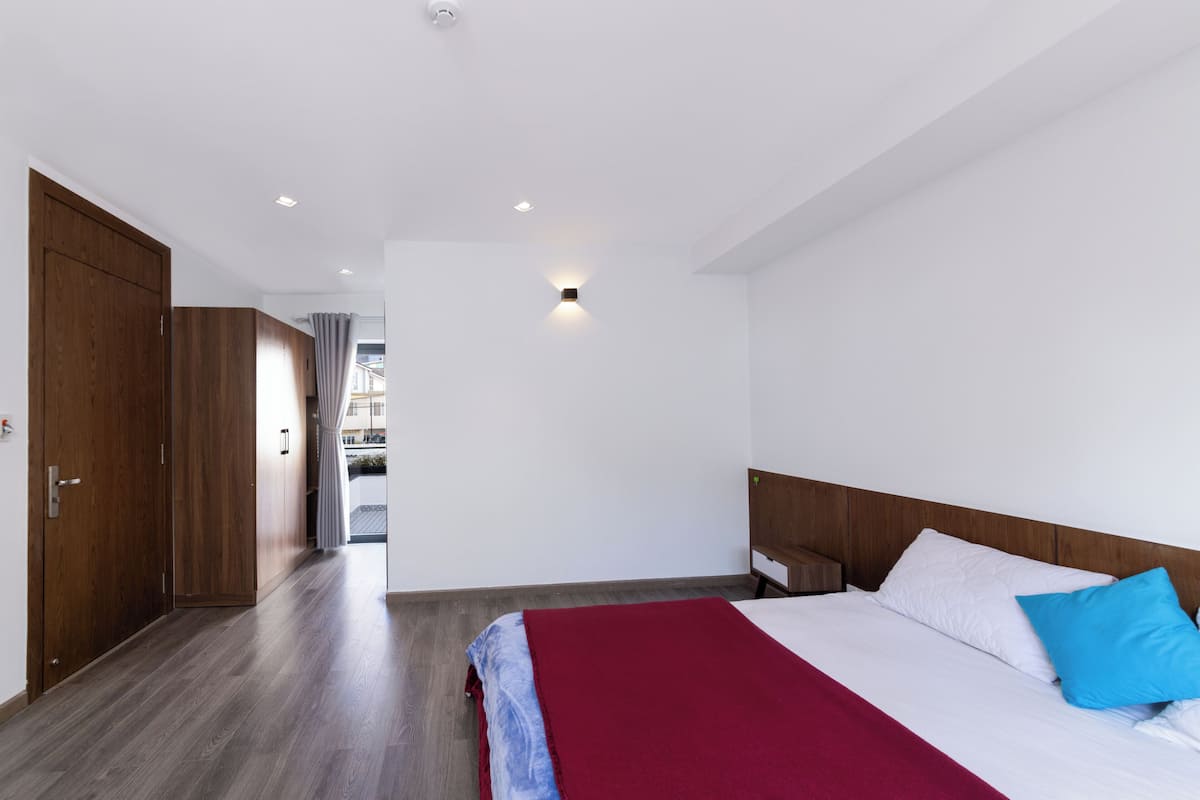 Deluxe dubbelrum | Minibar, skrivbord, arbetsyta för laptop och strykjärn/strykbräda