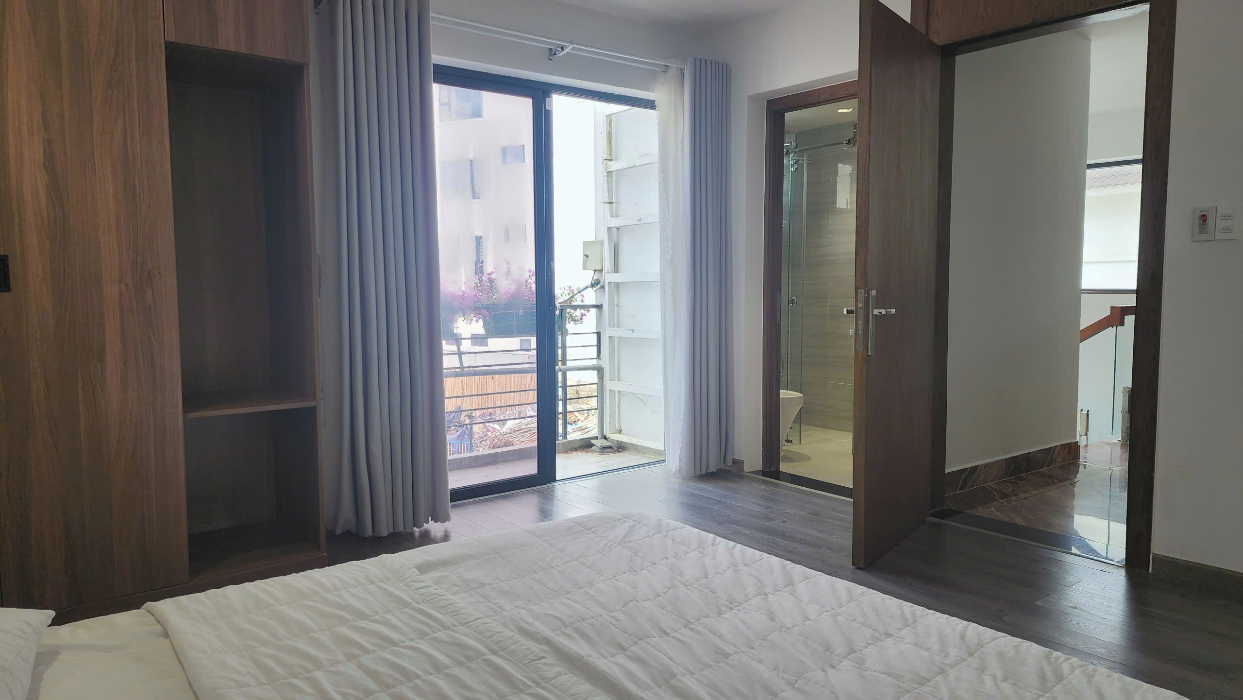 Minibar, meja kerja, ruang kerja ramah laptop, dan setrika/meja setrika