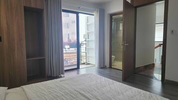 Minibar, escriptori i espai de treball apte per a portàtils