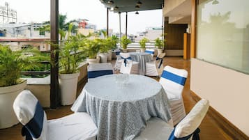 Desayuno para llevar diario (INR 200 por persona)