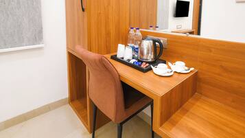 Habitación ejecutiva con 1 cama doble o 2 individuales, vistas a la ciudad | Escritorio, espacio para trabajar con un portátil, wifi gratis