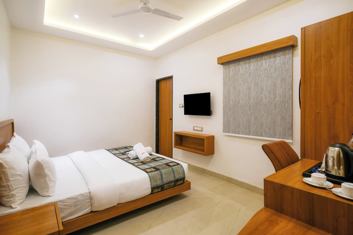 Deluxe Double Room | Desk, laptop workspace, free WiFi
