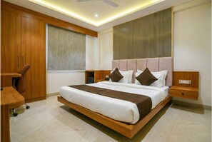 Desk, laptop workspace, soundproofing, free WiFi - The Avinya Stay (Indore)