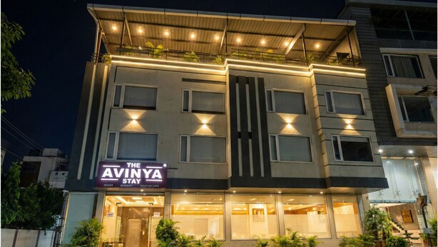 Een meerhoog gebouw met een bord waarop staat: The Avinya Stay Top Cafe.
