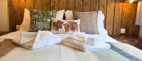 Desk, WiFi, bed sheets