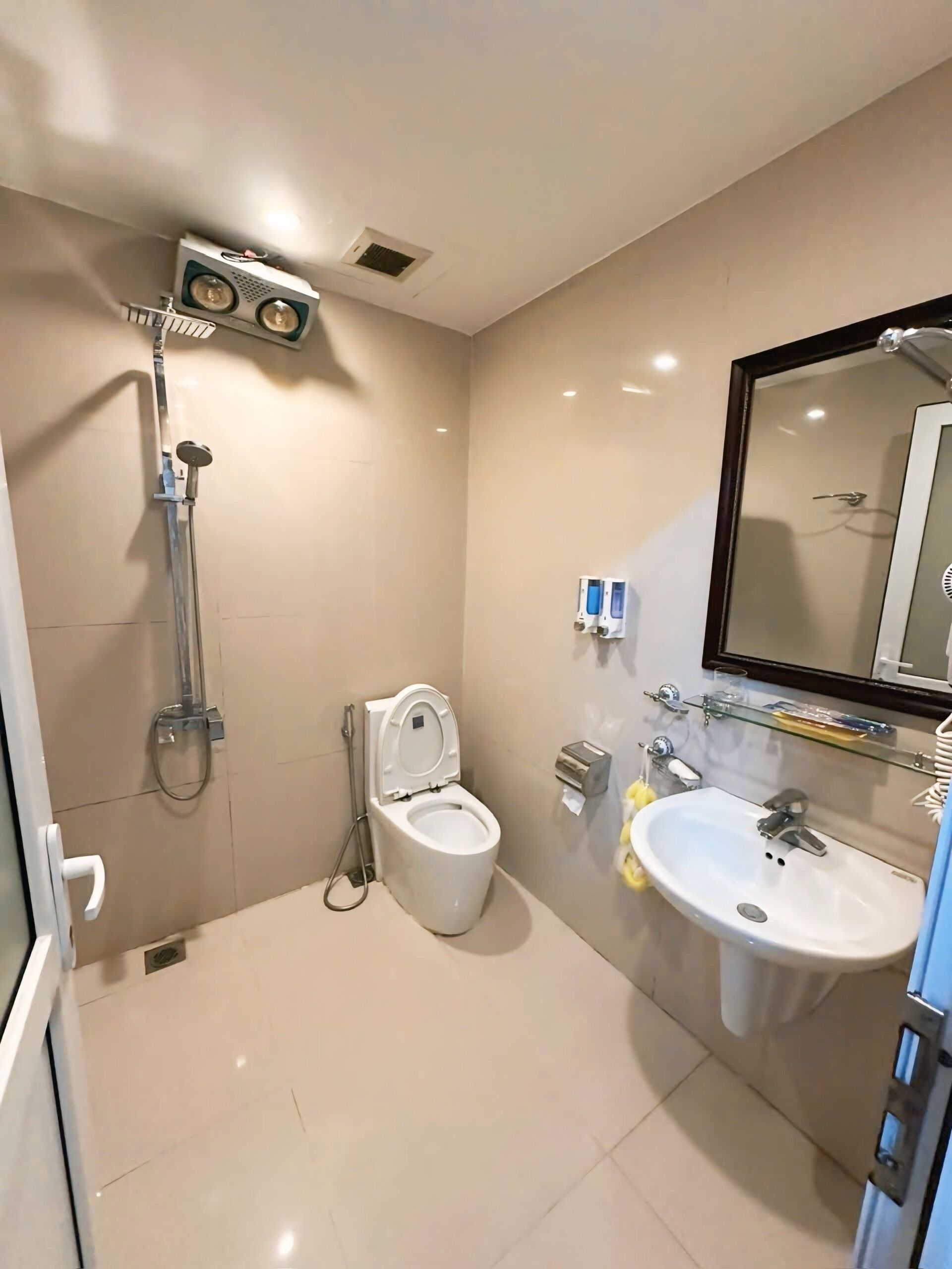 淋浴设施、吹风机、毛巾、肥皂