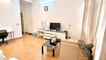 Double Room | Desk, free WiFi, bed sheets