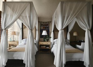 Tabla de planchar con plancha, wifi y ropa de cama