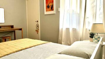 4 bedrooms, iron/ironing board, free WiFi, bed sheets