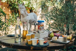 Dagelijks continentaal ontbijt inbegrepen