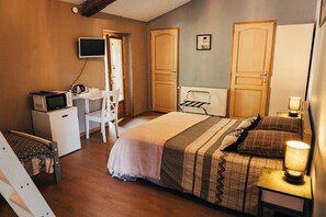 Kamar Quadruple Comfort, Bebas Asap Rokok, pemandangan gunung | Didekorasi berbeda-beda dan dilengkapi dengan perabotan berbeda-beda
